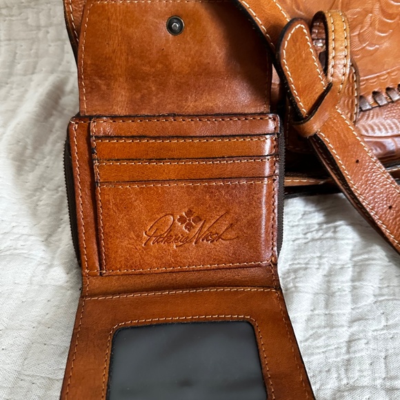 Patricia Nash Medium sized Saddle Bag with Matching Wallet - Picture 2 of 8